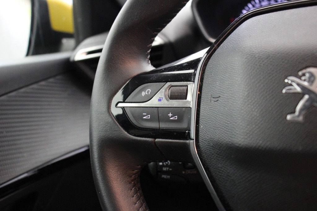 PEUGEOT-208-1.2 PureTech Allure - Carplay, LED, Half Leer