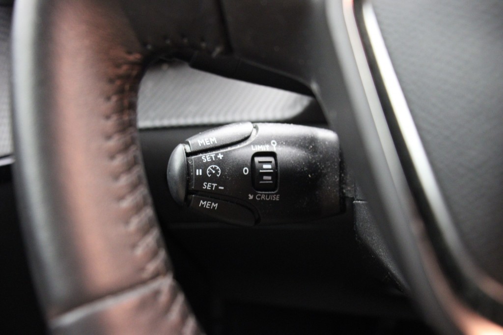 PEUGEOT-208-1.2 PureTech Allure - Carplay, LED, Half Leer