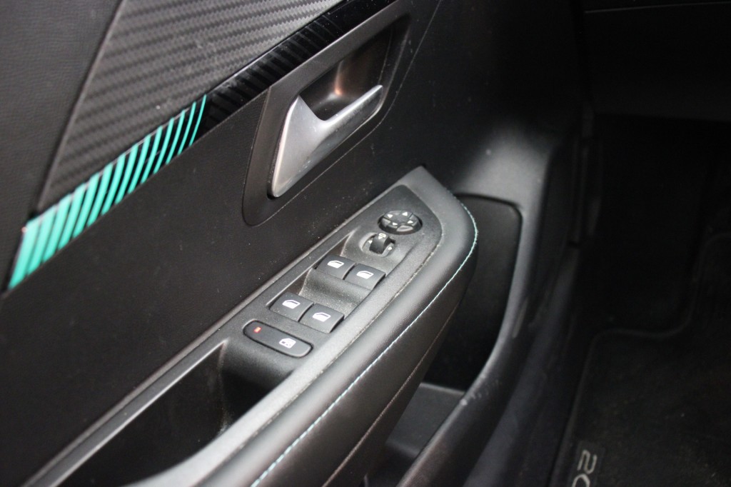 PEUGEOT-208-1.2 PureTech Allure - Carplay, LED, Half Leer