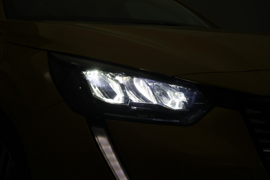 PEUGEOT-208-1.2 PureTech Allure - Carplay, LED, Half Leer