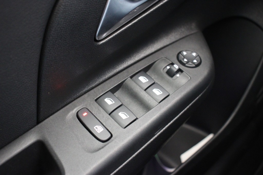 OPEL-CORSA-Electric Elegance 50 kWh - Digital cockpit, Half leer