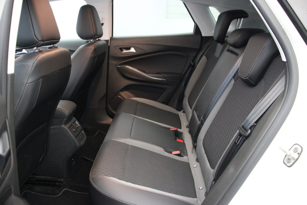 PEUGEOT-3008-1.6 Turbo Hybrid4 Business Executive - Carplay, Half Leer