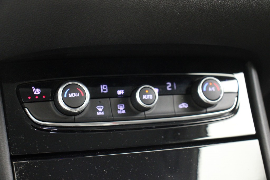 PEUGEOT-3008-1.6 Turbo Hybrid4 Business Executive - Carplay, Half Leer