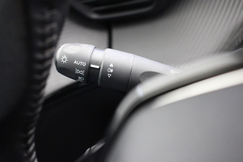 PEUGEOT-208-1.2 PureTech Active - Carplay, Navi, Cruise