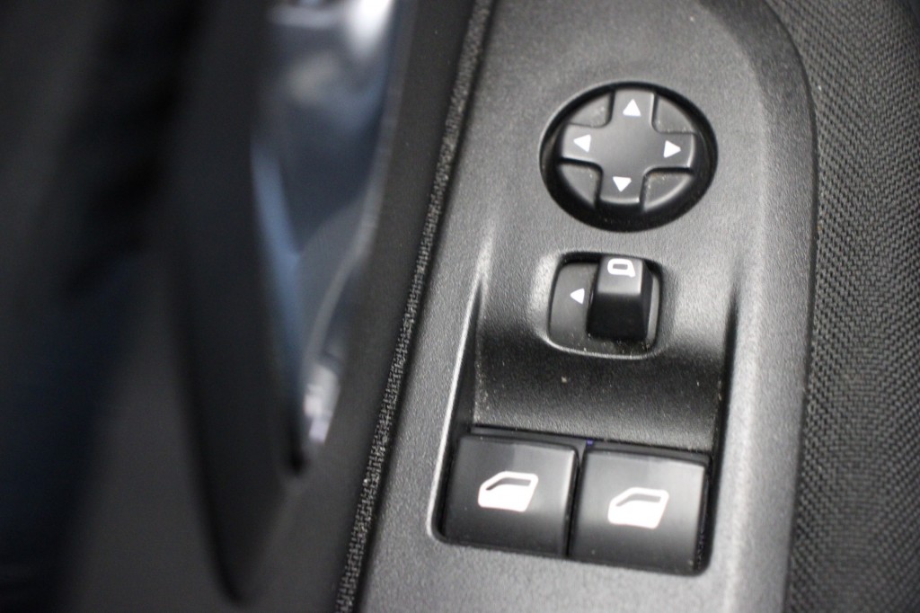 PEUGEOT-208-1.2 PureTech Active - Carplay, Navi, Cruise