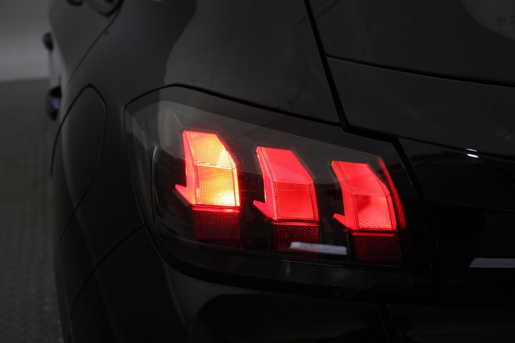 PEUGEOT-208-1.2 PureTech Active - Carplay, Navi, Cruise