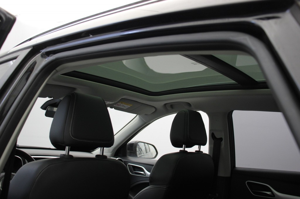 MG-ZS-EV Luxury 45 kWh - Carplay, Panorama, Leer, Stoelverw.