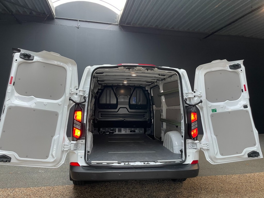 FORD-TRANSIT CUSTOM-2.0 tdci 136 pk L2 Trend/Led/18inch/white black bpm vrij