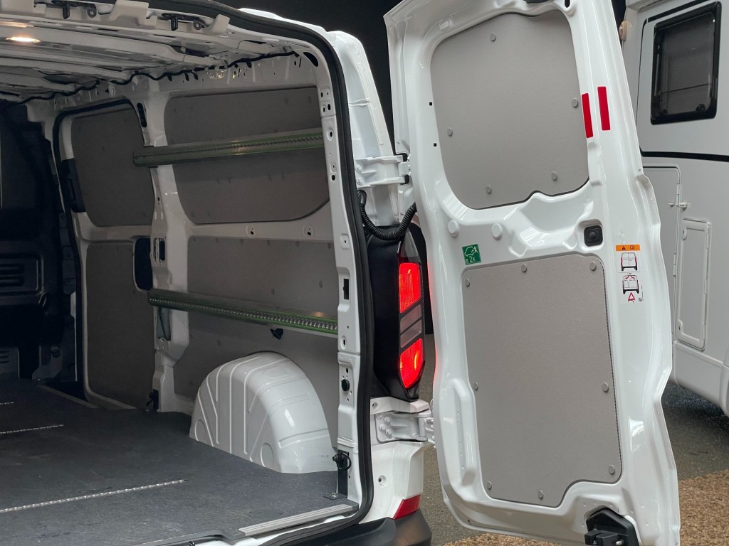 FORD-TRANSIT CUSTOM-2.0 tdci 136 pk L2 Trend/Led/18inch/white black bpm vrij