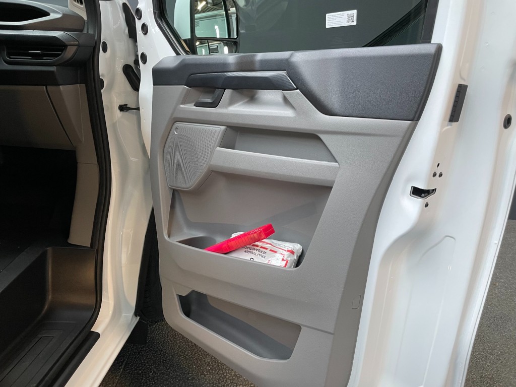 FORD-TRANSIT CUSTOM-2.0 tdci 136 pk L2 Trend/Led/18inch/white black bpm vrij