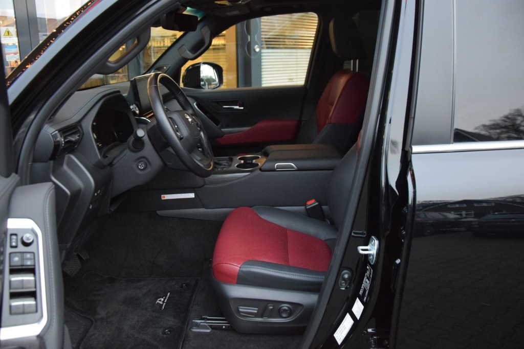 TOYOTA-LANDCRUISER 300-3.3 DIESEL TWIN TURBO 70TH ANNIVERSARY 4WD A/T VAN
