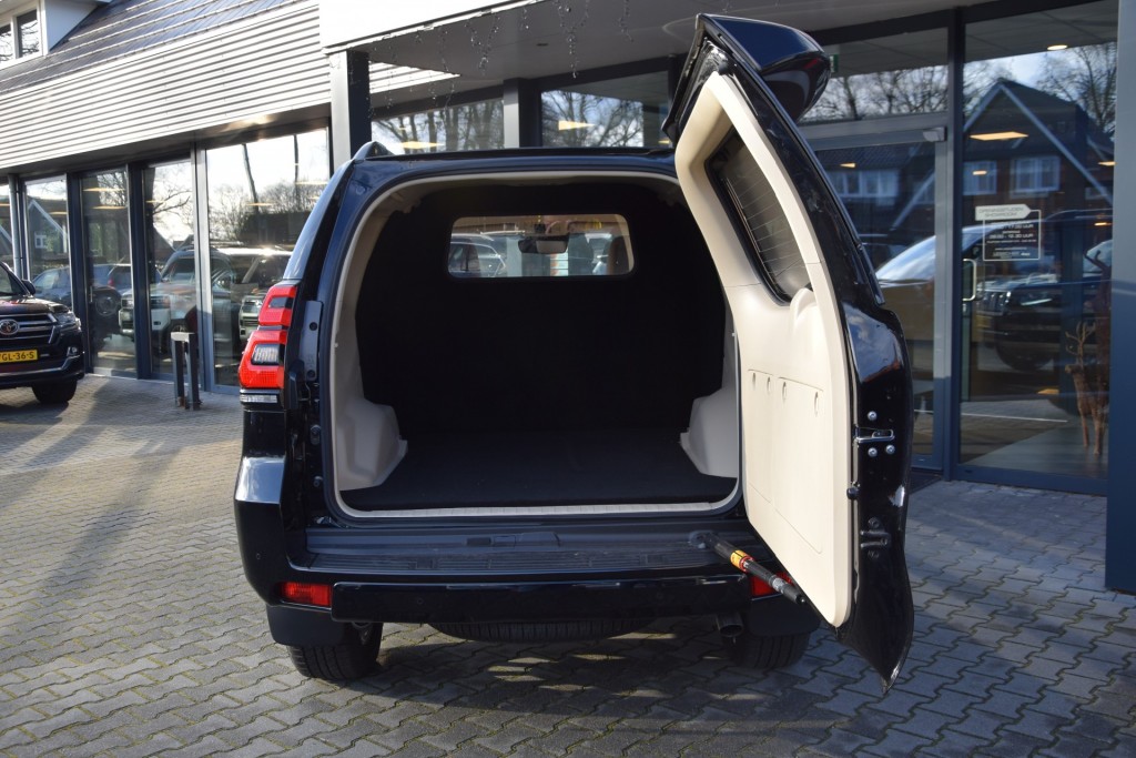 TOYOTA-LANDCRUISER 150-2.8 D-4D 5DRS PRESTIGE A/T VAN