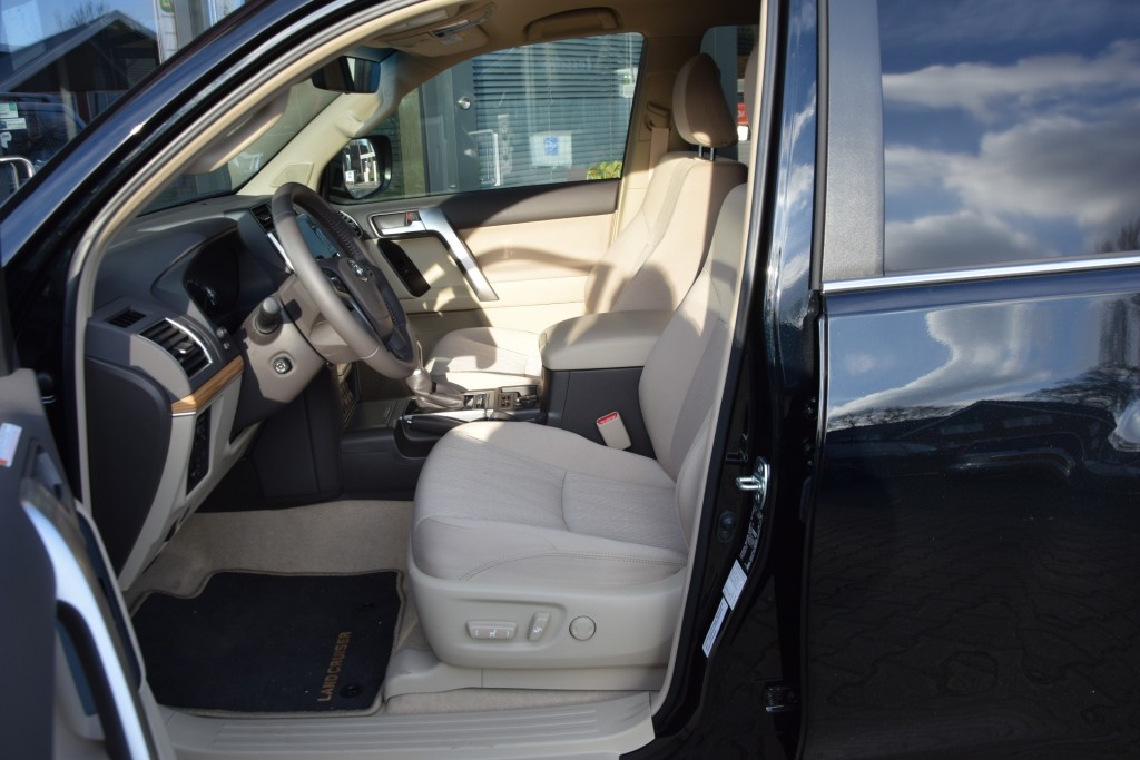 TOYOTA-LANDCRUISER 150-2.8 D-4D 5DRS PRESTIGE A/T VAN