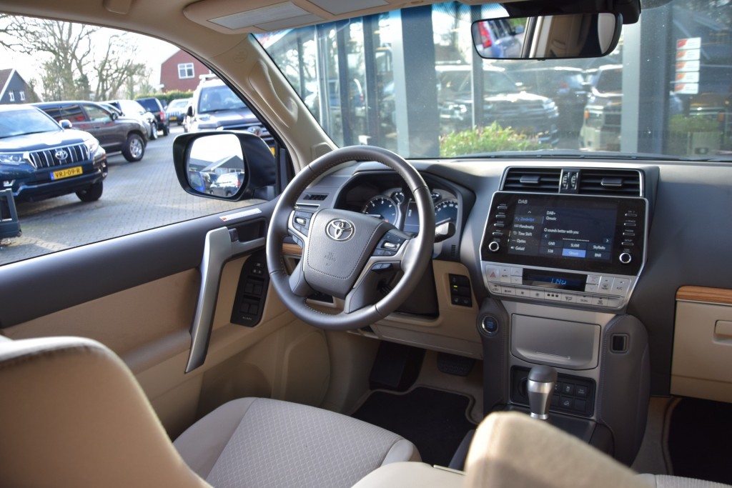 TOYOTA-LANDCRUISER 150-2.8 D-4D 5DRS PRESTIGE A/T VAN