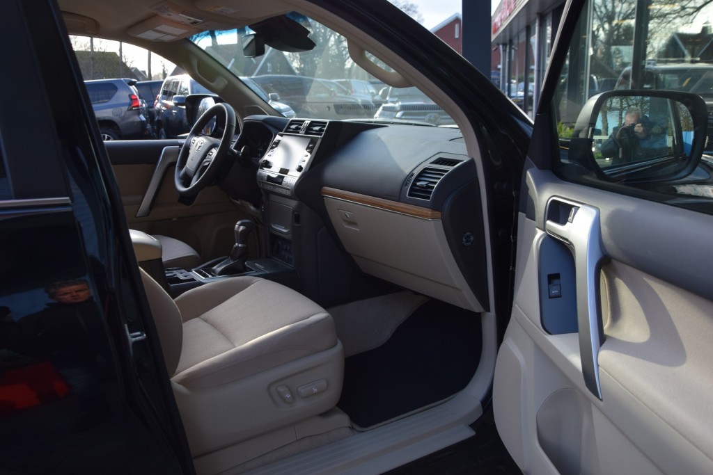 TOYOTA-LANDCRUISER 150-2.8 D-4D 5DRS PRESTIGE A/T VAN