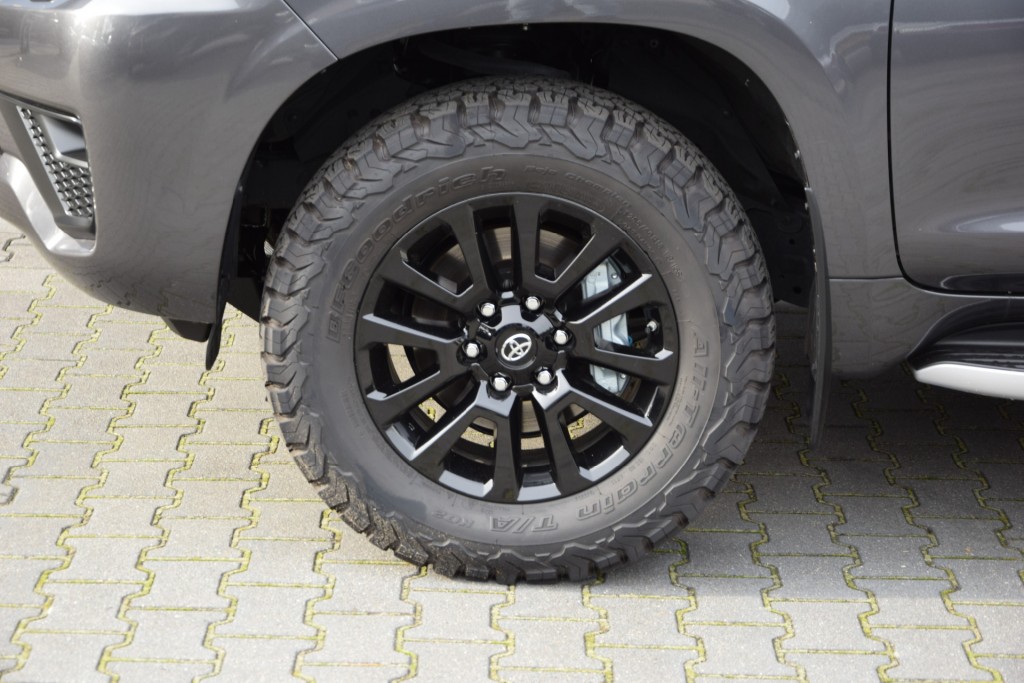 TOYOTA-LANDCRUISER 150-2.8 D-4D 5DRS BLACK LINE A/T VAN