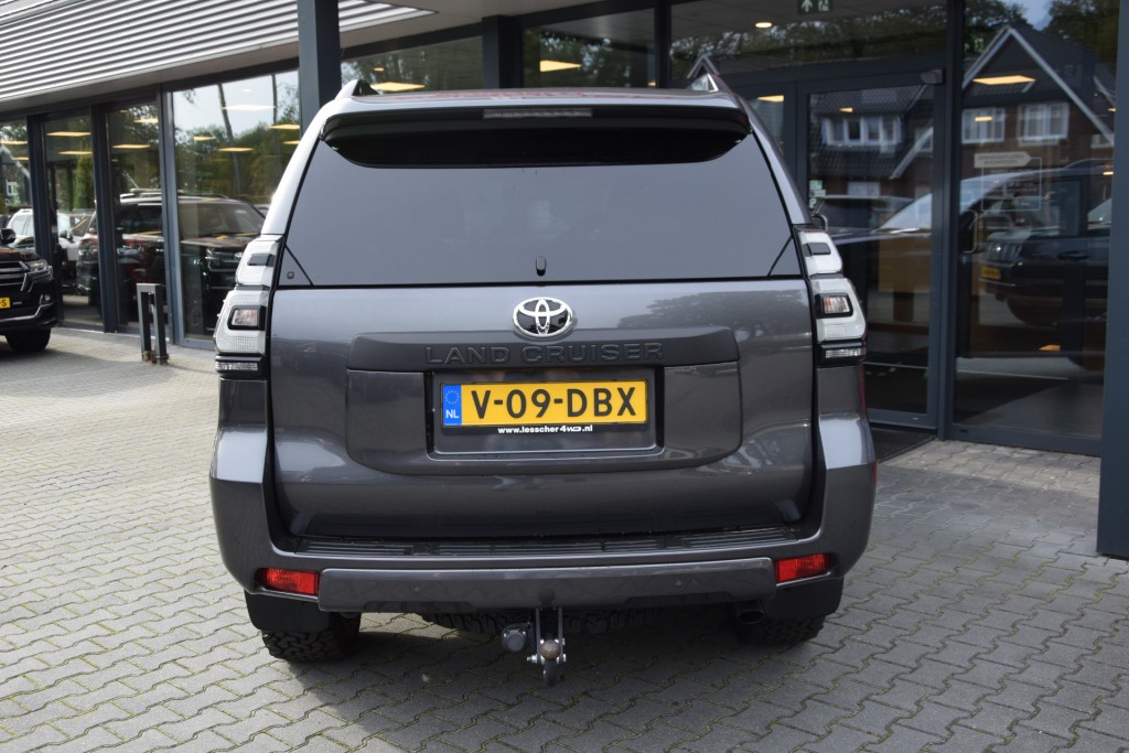 TOYOTA-LANDCRUISER 150-2.8 D-4D 5DRS BLACK LINE A/T VAN