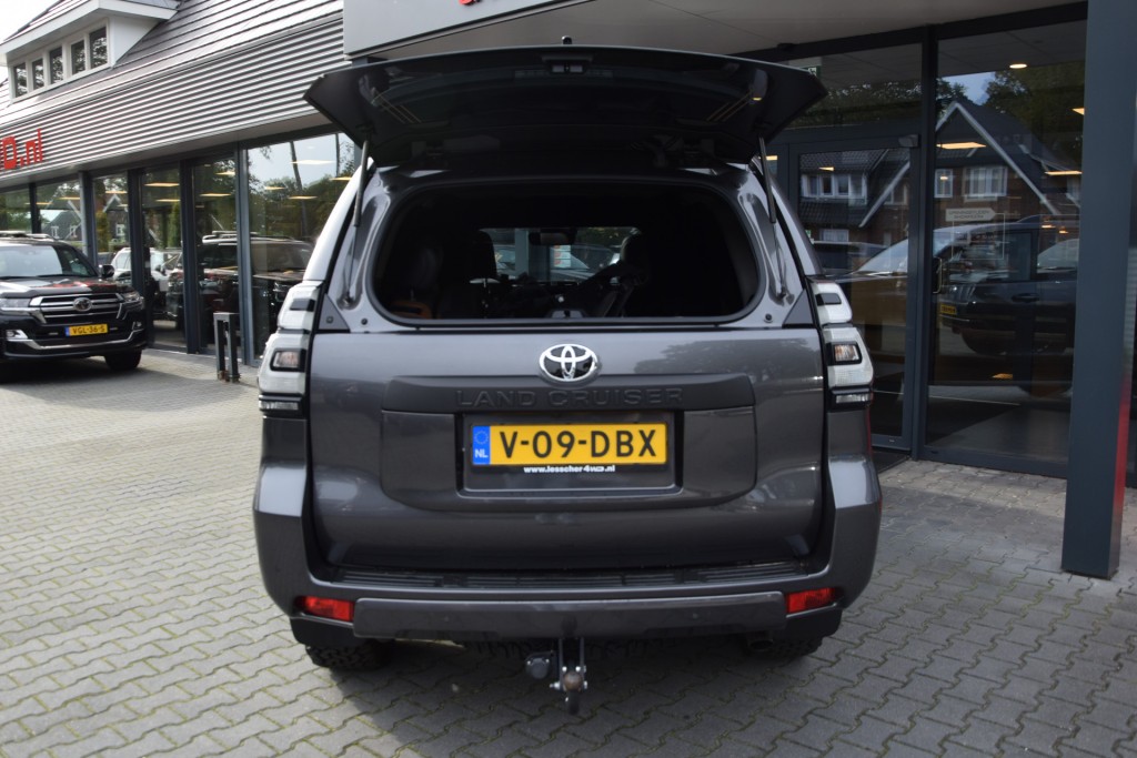 TOYOTA-LANDCRUISER 150-2.8 D-4D 5DRS BLACK LINE A/T VAN