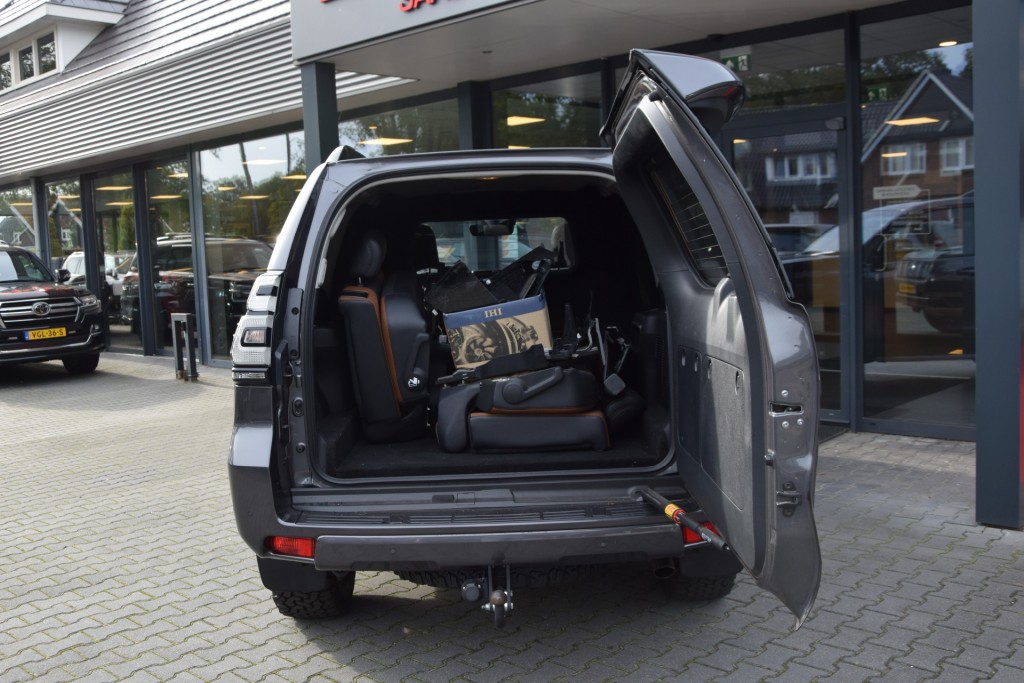 TOYOTA-LANDCRUISER 150-2.8 D-4D 5DRS BLACK LINE A/T VAN