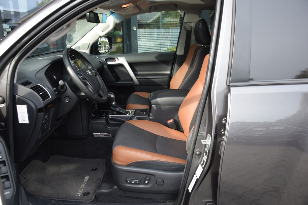 TOYOTA-LANDCRUISER 150-2.8 D-4D 5DRS BLACK LINE A/T VAN