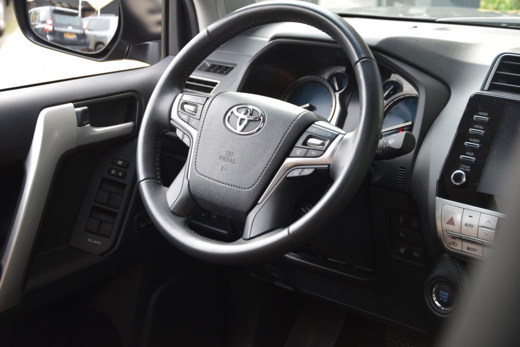 TOYOTA-LANDCRUISER 150-2.8 D-4D 5DRS BLACK LINE A/T VAN