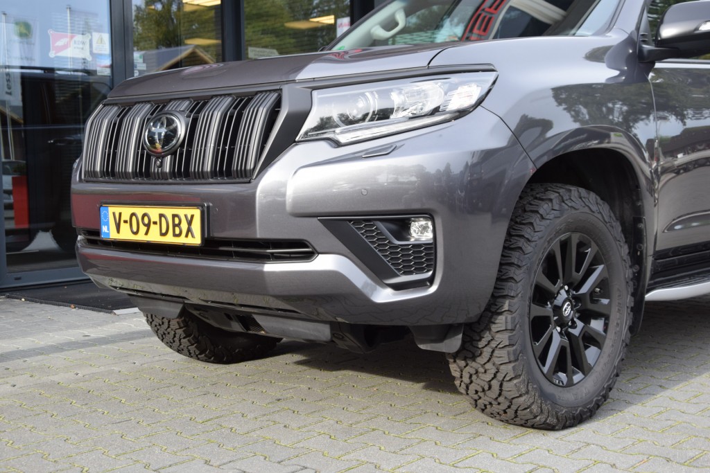 TOYOTA-LANDCRUISER 150-2.8 D-4D 5DRS BLACK LINE A/T VAN