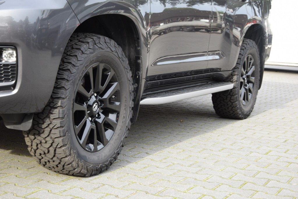 TOYOTA-LANDCRUISER 150-2.8 D-4D 5DRS BLACK LINE A/T VAN