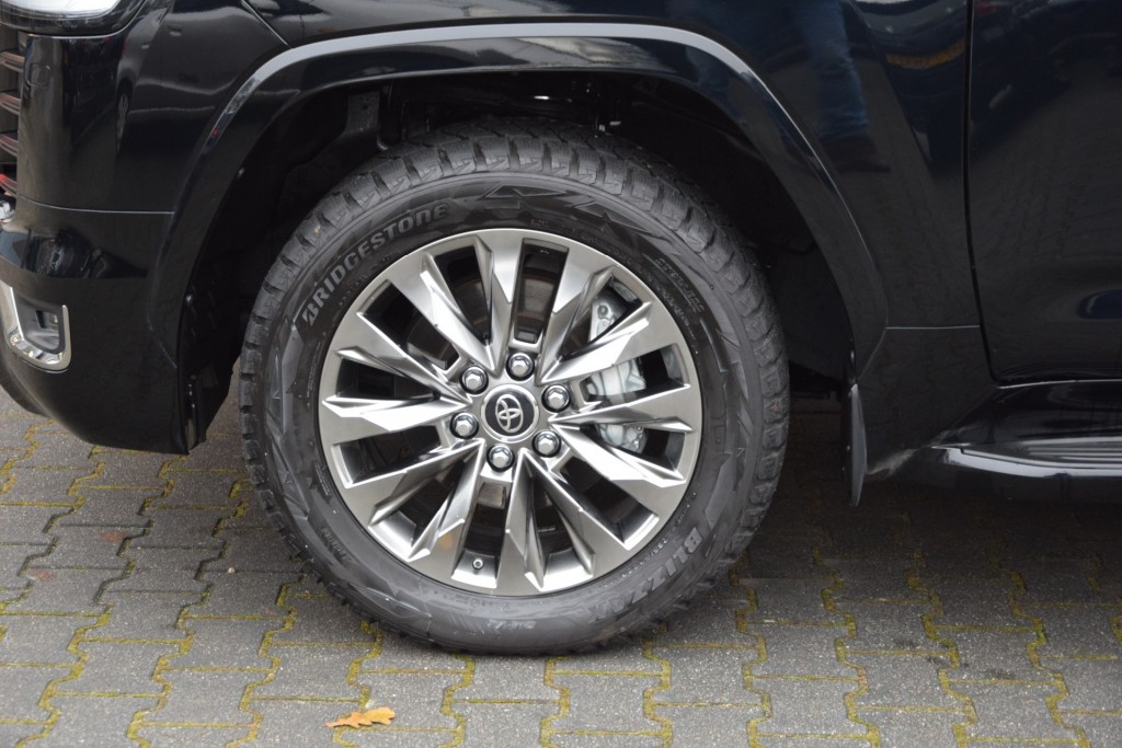 TOYOTA-LANDCRUISER 300-3.3 DIESEL TWIN TURBO 70TH ANNIVERSARY 4WD A/T VAN