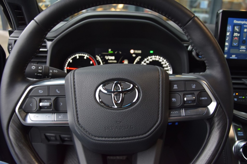 TOYOTA-LANDCRUISER 300-3.3 DIESEL TWIN TURBO 70TH ANNIVERSARY 4WD A/T VAN
