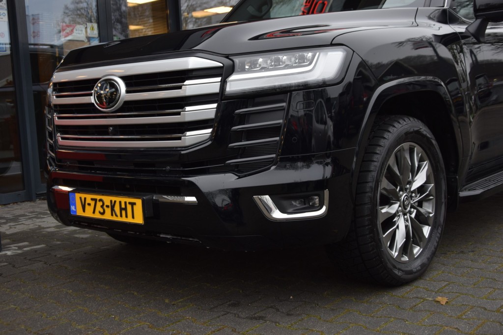 TOYOTA-LANDCRUISER 300-3.3 DIESEL TWIN TURBO 70TH ANNIVERSARY 4WD A/T VAN