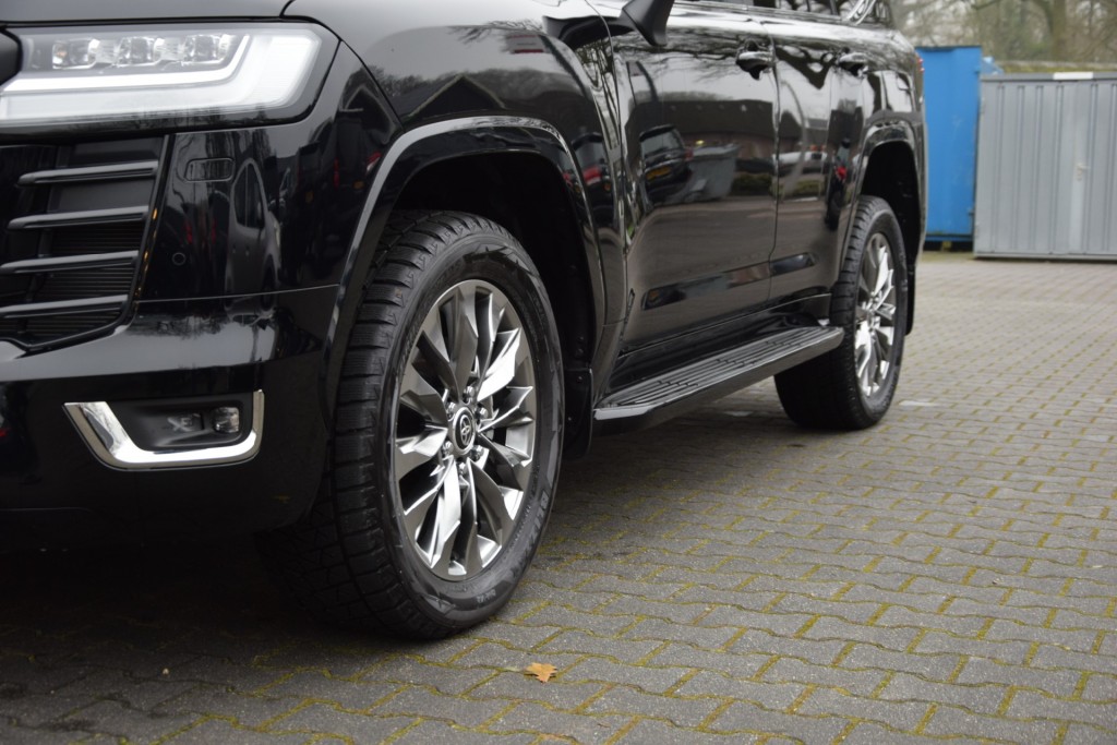 TOYOTA-LANDCRUISER 300-3.3 DIESEL TWIN TURBO 70TH ANNIVERSARY 4WD A/T VAN