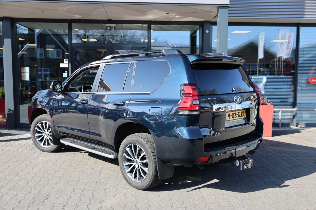 TOYOTA-LANDCRUISER 150-2.8 D-4D 5DRS PREMIUM A/T VAN