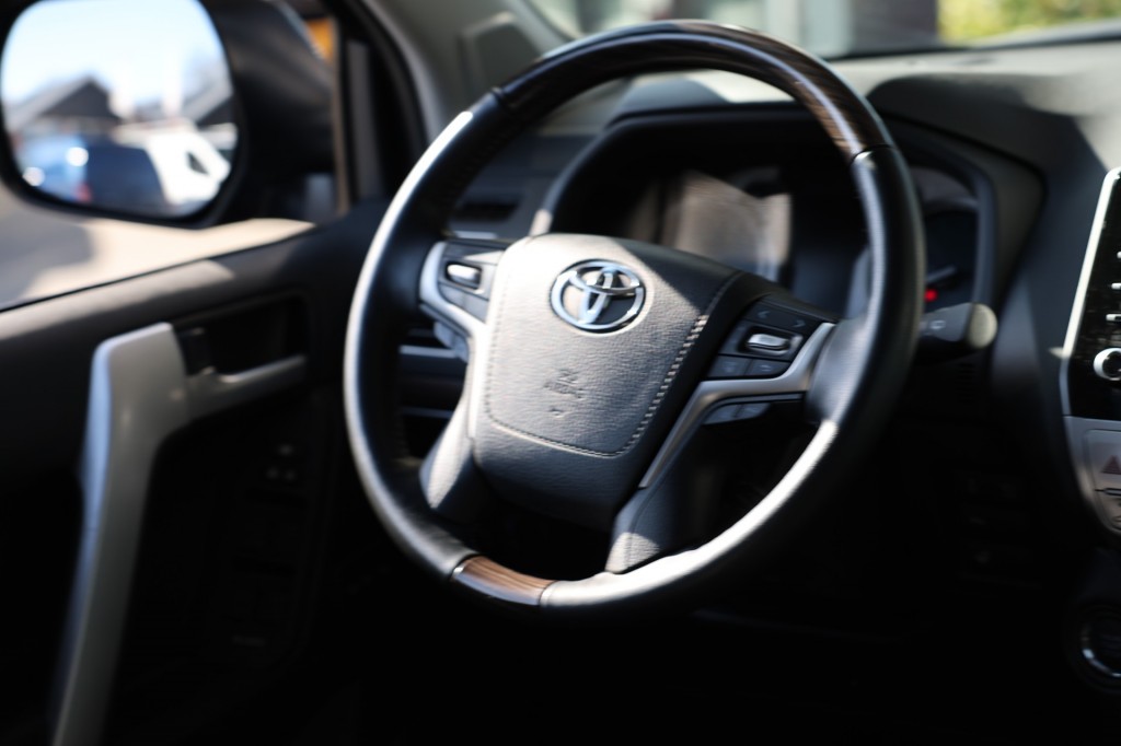 TOYOTA-LANDCRUISER 150-2.8 D-4D 5DRS PREMIUM A/T VAN