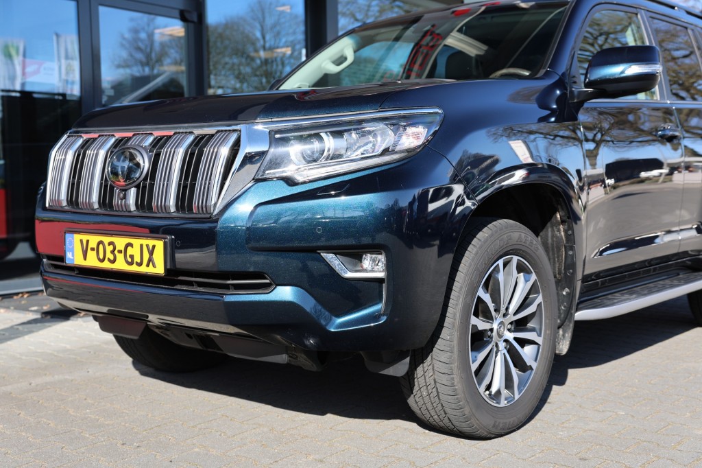 TOYOTA-LANDCRUISER 150-2.8 D-4D 5DRS PREMIUM A/T VAN