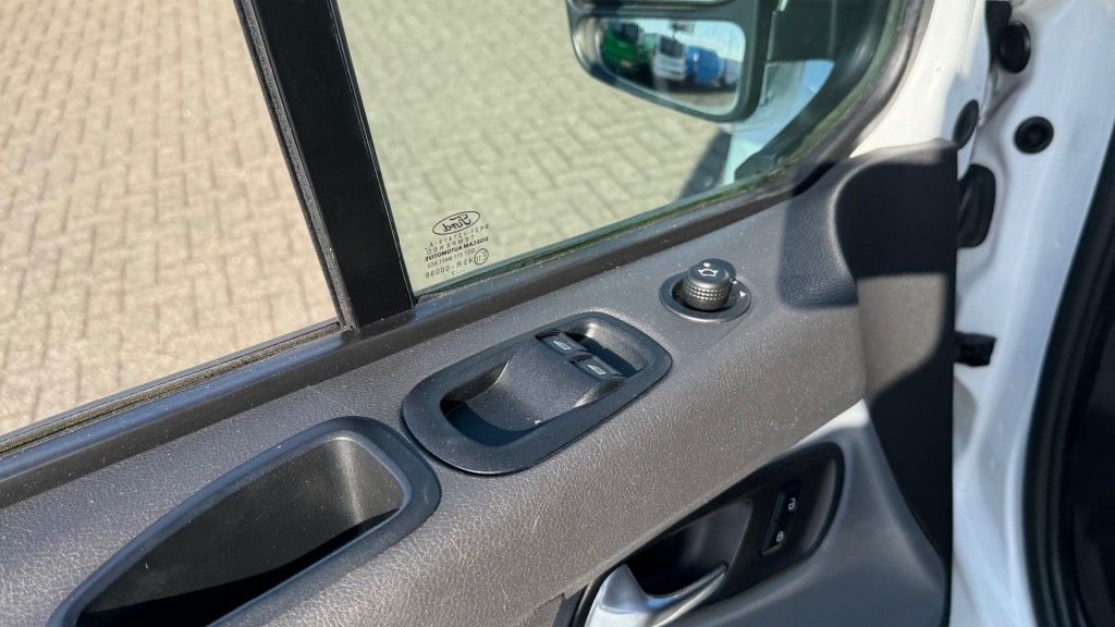 FORD-TRANSIT CUSTOM-2.0 TDCI 96KW 131PK L2H1 AUTOMAAT EURO 6 AIRCO/ CRUISE CONTROL/