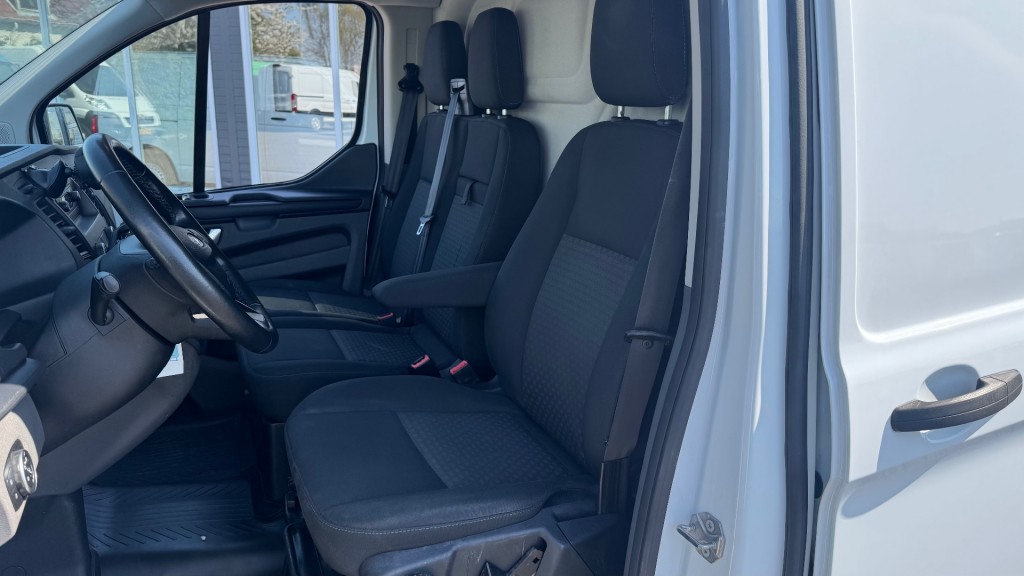 FORD-TRANSIT CUSTOM-2.0 TDCI 96KW 131PK AUTOMAAT EURO 6 AIRCO/ CRUISE CONTROL/ DUBBE