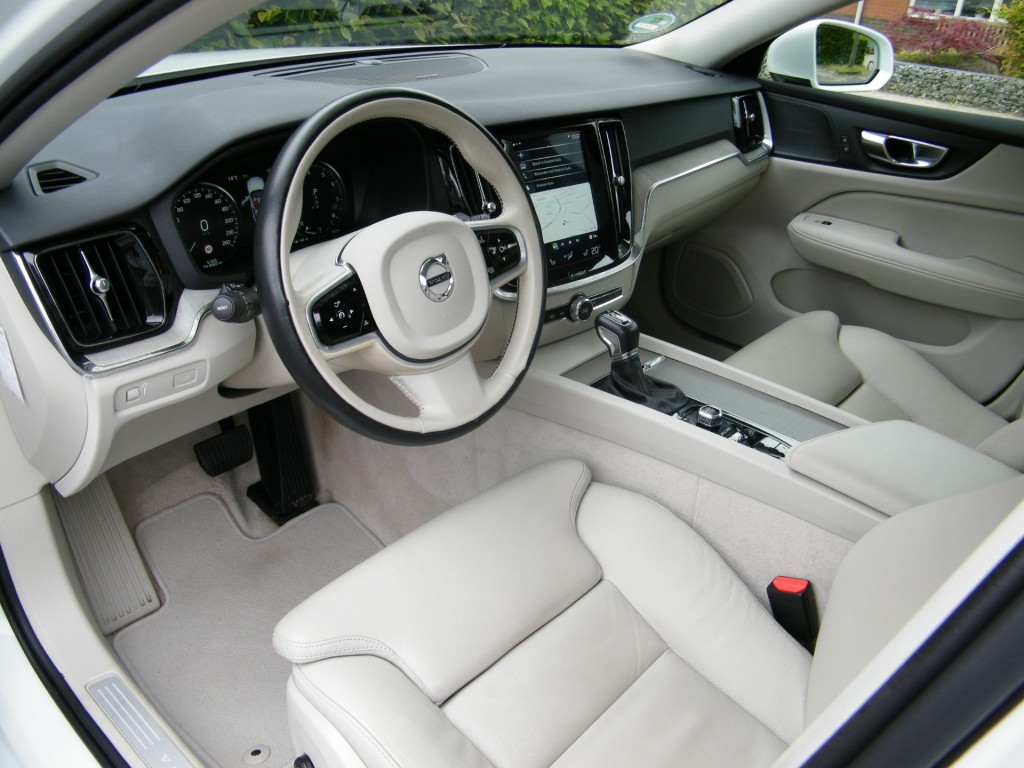 VOLVO-V60-2.0i T5 Inscription Aut8 I NL-Auto I 100% dealer I Pano I Harman
