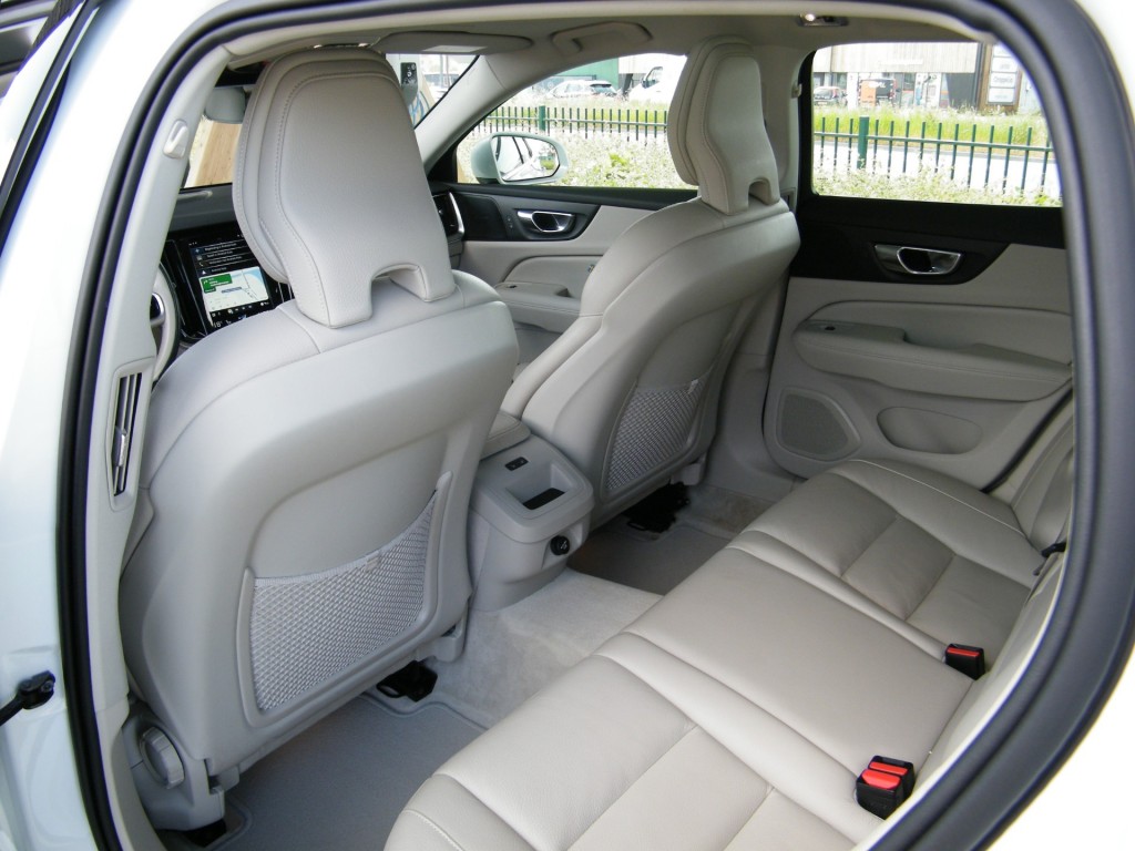 VOLVO-V60-2.0i T5 Inscription Aut8 I NL-Auto I 100% dealer I Pano I Harman
