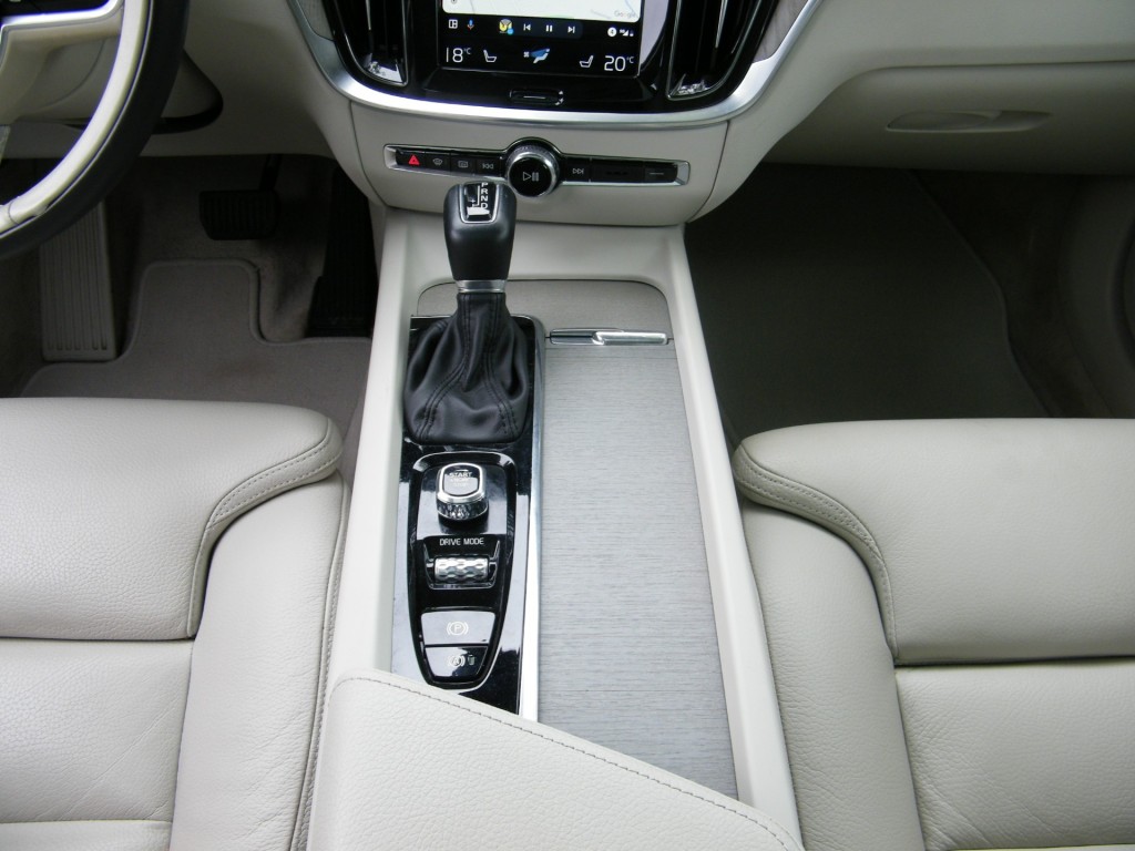 VOLVO-V60-2.0i T5 Inscription Aut8 I NL-Auto I 100% dealer I Pano I Harman