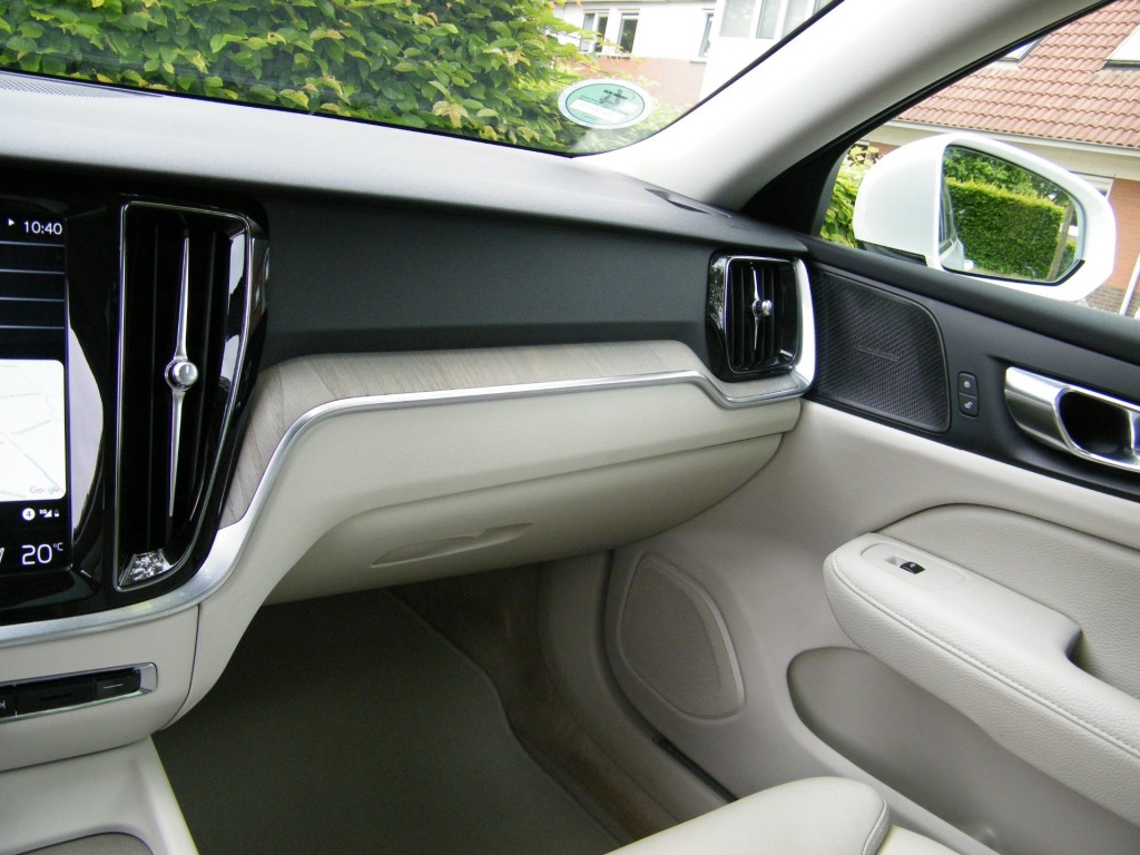 VOLVO-V60-2.0i T5 Inscription Aut8 I NL-Auto I 100% dealer I Pano I Harman
