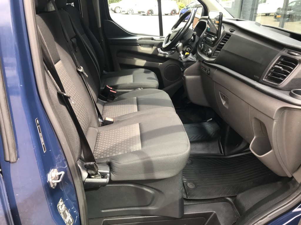 FORD-TRANSIT CUSTOM-300 2.0 TDCI L2H1**6-pers/trekhaak**