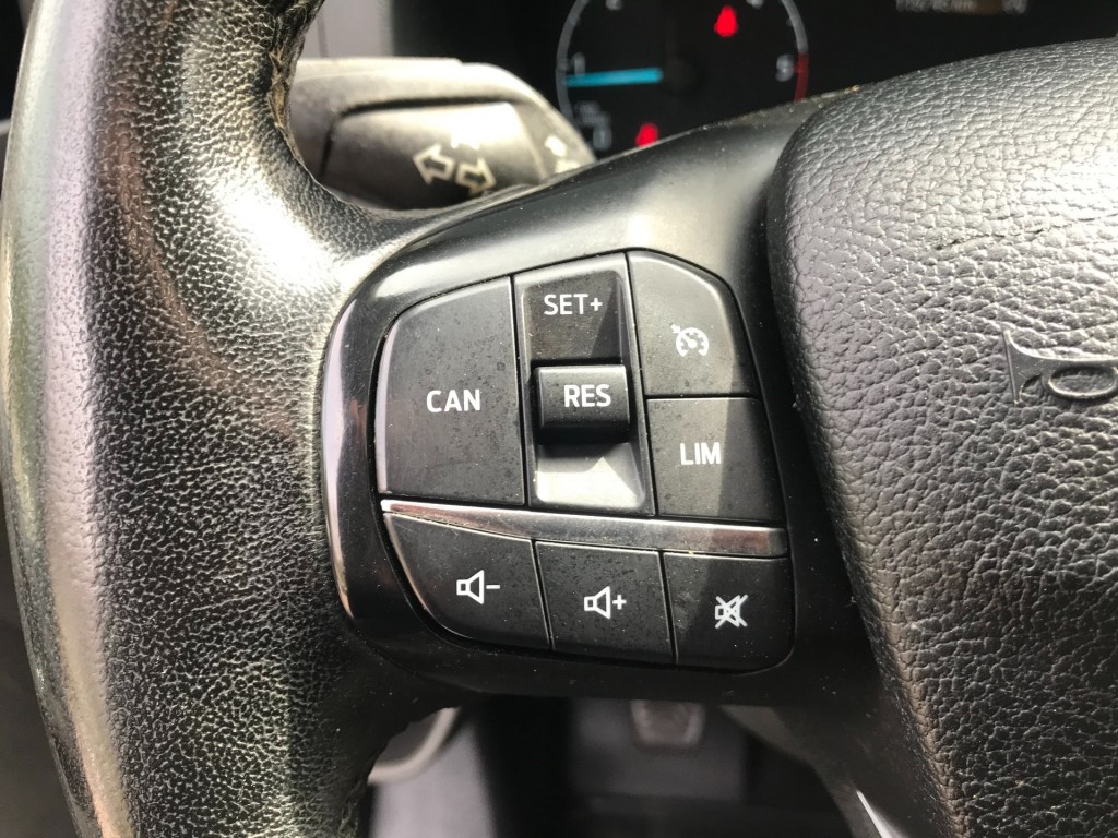 FORD-TRANSIT CUSTOM-300 2.0 TDCI L2H1**6-pers/trekhaak**