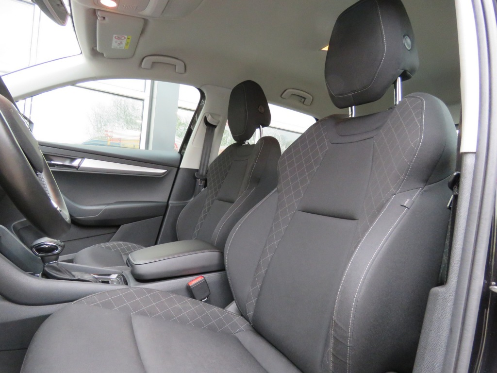SKODA-KAROQ-1.5 TSI 150PK DSG-aut. ACT Style / Trekhaak / Navi / BOVAG garan