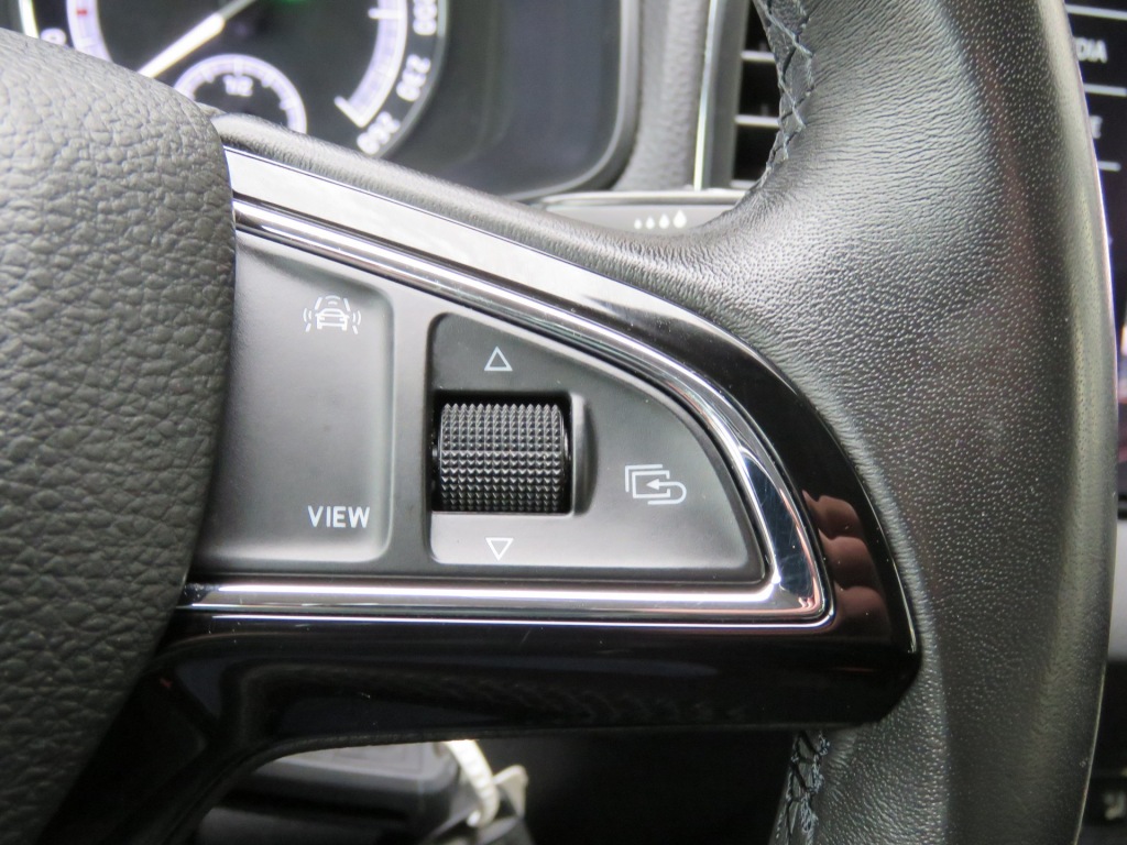 SKODA-KAROQ-1.5 TSI 150PK DSG-aut. ACT Style / Trekhaak / Navi / BOVAG garan