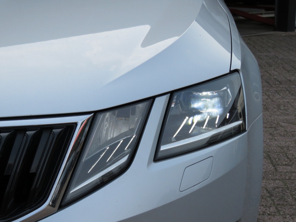 SKODA-OCTAVIA-Combi 1.0 115pk TSI Greentech Business Edition Plus / Led / Came