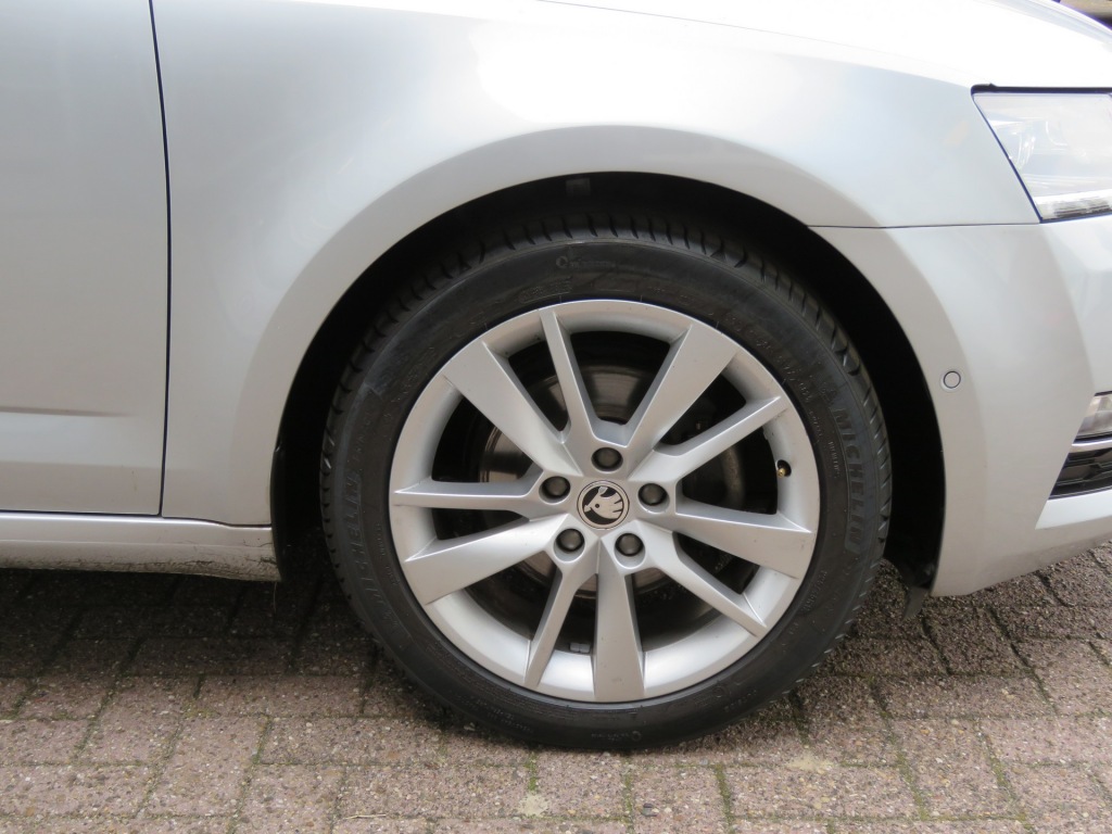 SKODA-OCTAVIA-Combi 1.0 115pk TSI Greentech Business Edition Plus / Led / Came