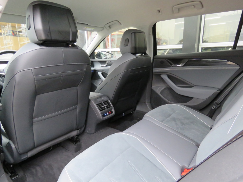 VOLKSWAGEN-PASSAT-Variant 1.5 eTSI Aut. Elegance Business / 360 Camera / Wegklap.h
