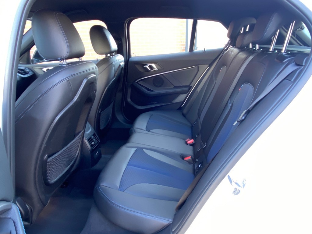 BMW-1-SERIE-118I EXECUTIVE ED. M-SPORTPAKKET NAV CRUISE CARPLAY CAMERA AMBIA