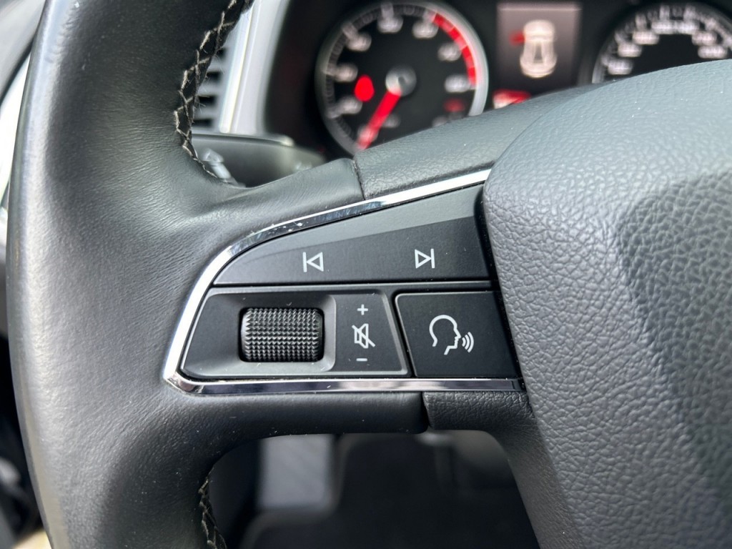 SEAT-LEON-1.5 TSI DSG XCELLENCE LEDEREN/CAMERA/TREKHAAK/NAVI/CARPLAY/