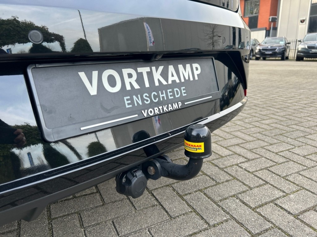 SEAT-LEON-1.5 TSI DSG XCELLENCE LEDEREN/CAMERA/TREKHAAK/NAVI/CARPLAY/